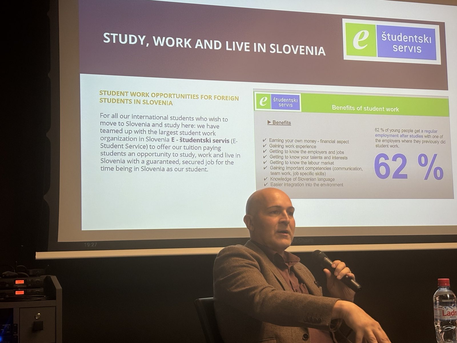 Profesor Borut Rončević med predstavitvijo FUDŠ in FIŠ v Skopju.