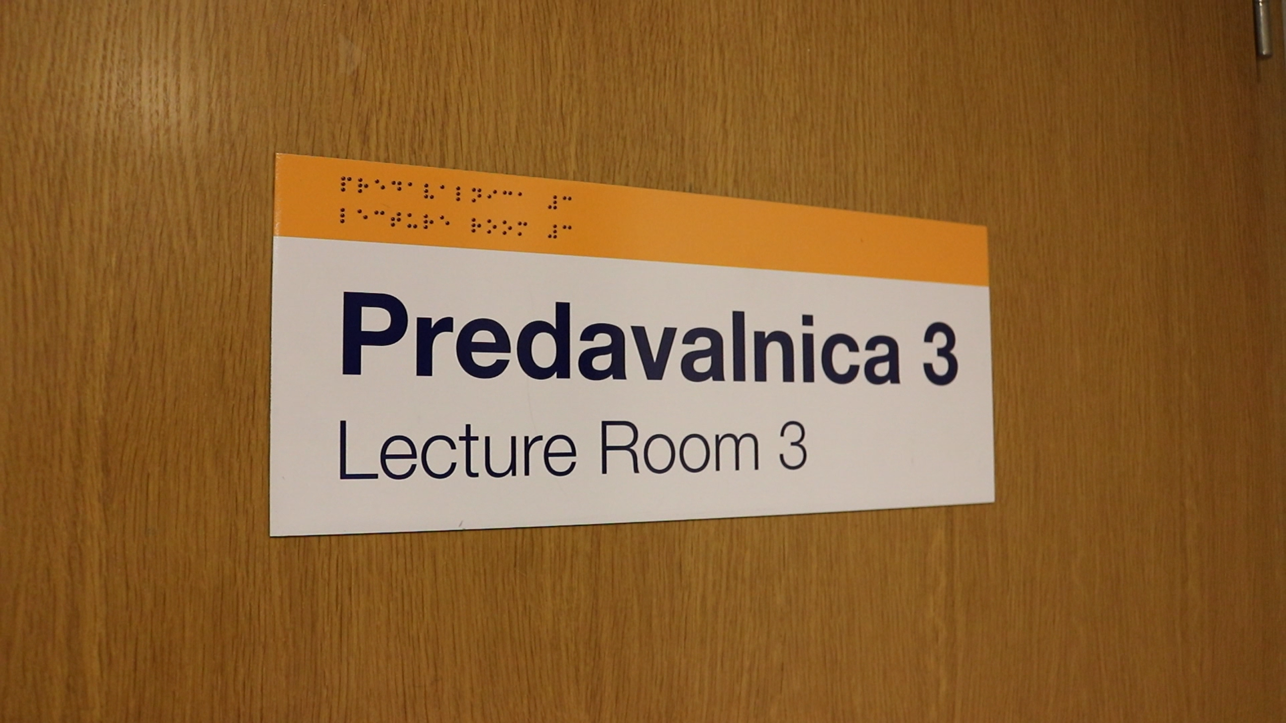 usmerjevalna tabla na vratih predavalnice fuds nova gorica