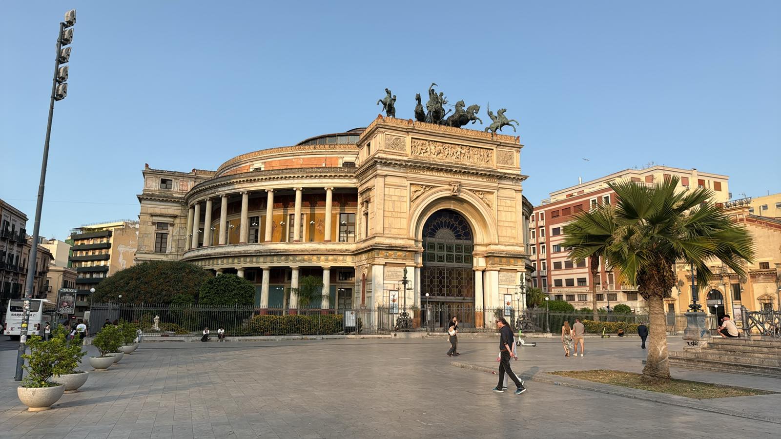 Fotografija iz Erasmus+ doktorske mobilnosti Miha Adanin-Oven na Univerzi v Palermu, ki prikazuje akademsko okolje in kulturno izkušnjo na Siciliji.