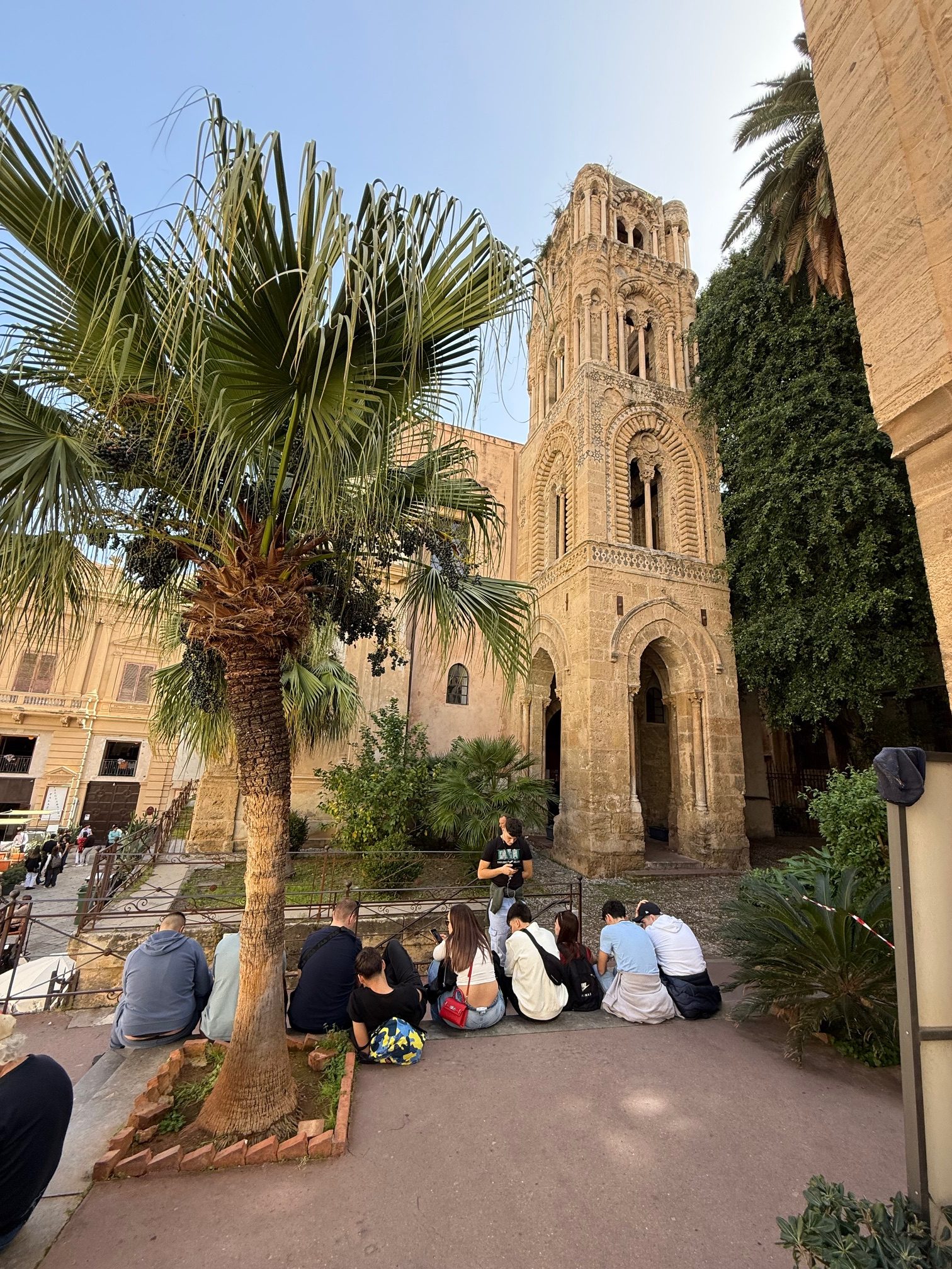 Fotografija iz Erasmus+ doktorske mobilnosti Miha Adanin-Oven na Univerzi v Palermu, ki prikazuje akademsko okolje in kulturno izkušnjo na Siciliji.