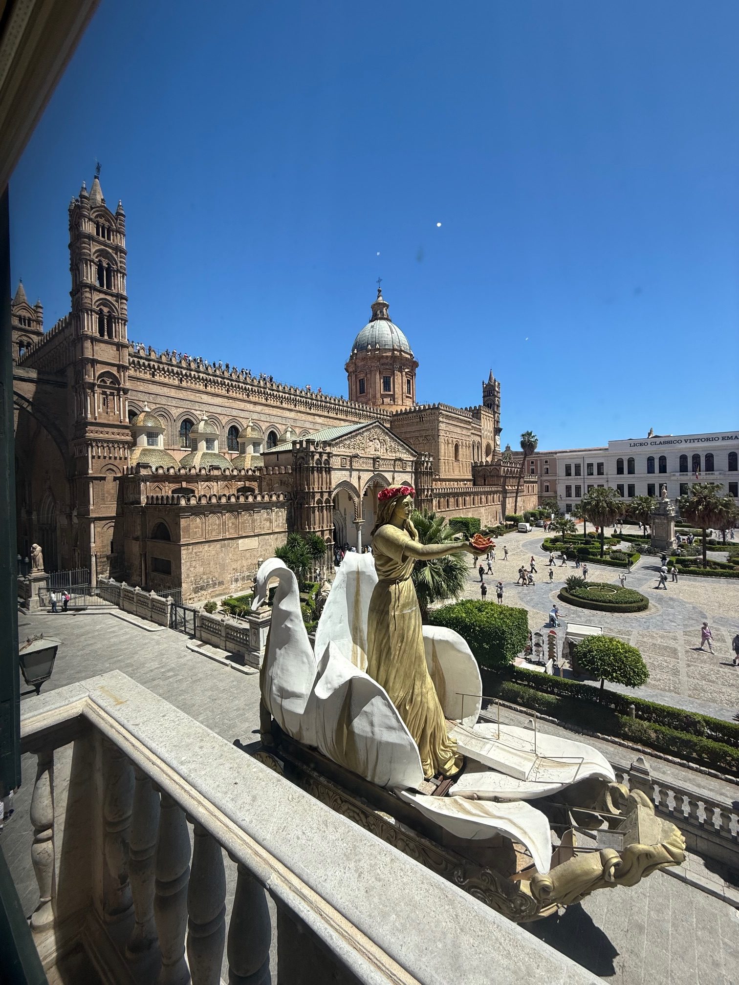 Fotografija iz Erasmus+ doktorske mobilnosti Miha Adanin-Oven na Univerzi v Palermu, ki prikazuje akademsko okolje in kulturno izkušnjo na Siciliji.