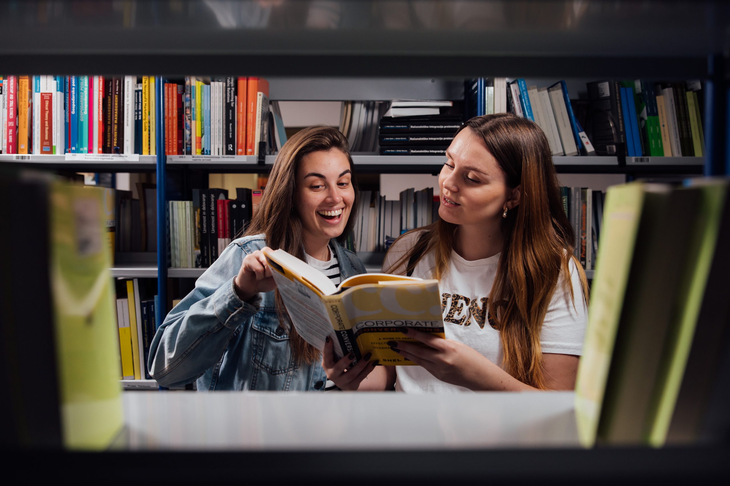 knjižnica na lokaciji fudš nova gorica in študentki ki prebirata literaturo